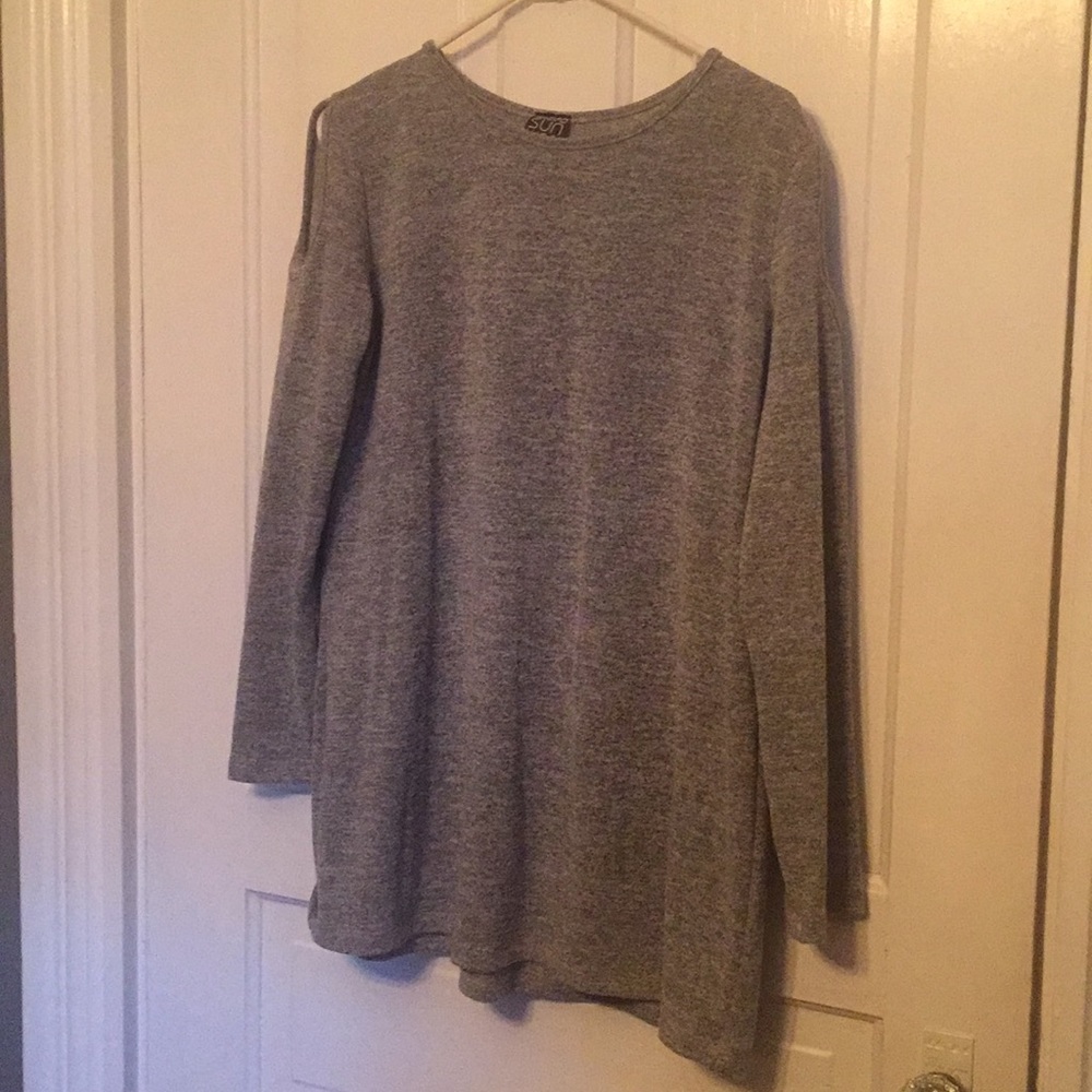 FINAL PRICE ❤️ Women’s cold shoulder sweater